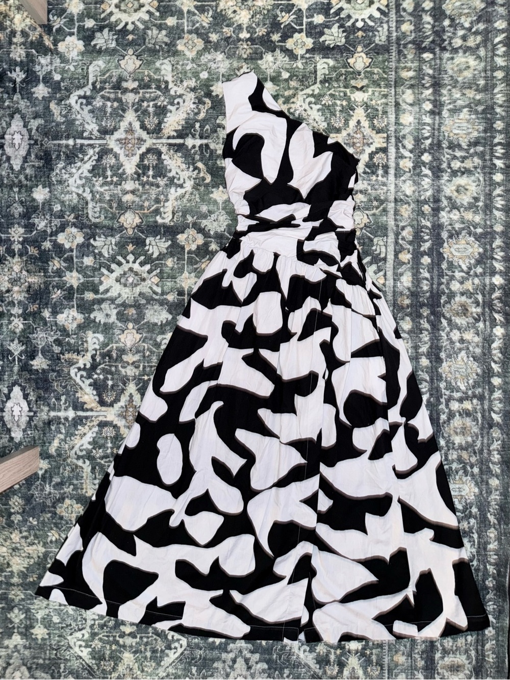 Abercrombie & Fitch Black and White One-Shoulder Dress